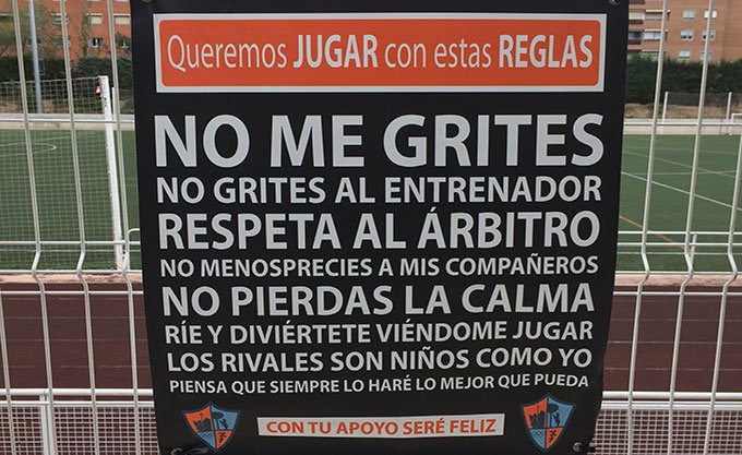"No me grites”, “respeta al árbitro”, “los rivales son niños como yo”. Estas son algunas de las frases que se leen en este cartel del campo de fútbol del Colegio <a href="/SMPilarmadrid/">Sta Mª Pilar. Madrid</a> contra los gritos en los partidos de fútbol. Hablamos con el director 👉equipoeducativo.com/la-iniciativa-… …