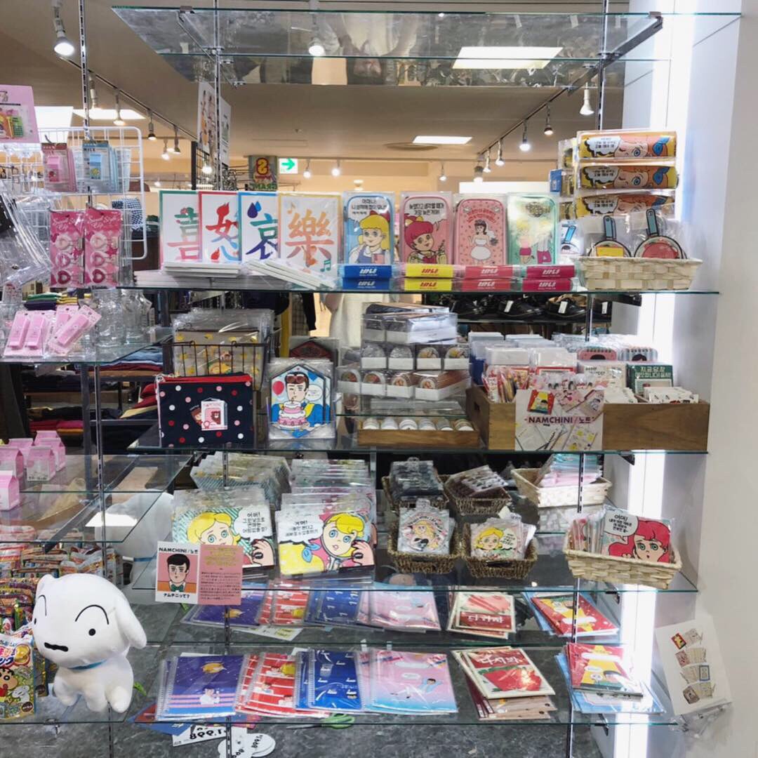 namchini_jp's tweet photo. 札幌のみんな〜❤️
ボクがスピンズ札幌 4丁目プラザで
待ってるよ❣️なまらイケてるボクをはやくキミのものにしちゃって😘⭐️
#文房具 #可愛い #韓国 #ナムチニ
#namchini #韓国 #バンエイト #spinns
#キャラクター #文房具好き #ban8
#韓国キャラクター #スピンズ #남치니 https://t.co/zwjw9nwY1q