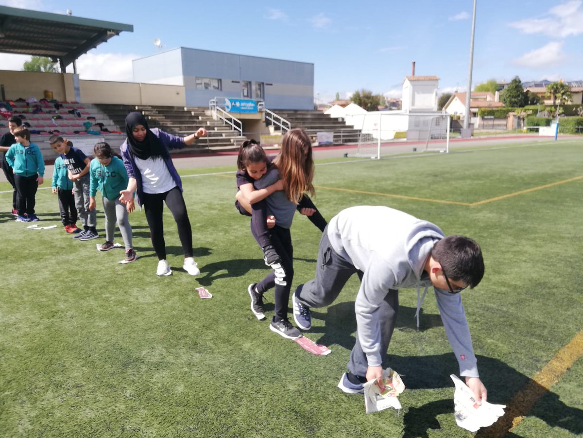 vedrunatorello's tweet photo. Dia de l’Educació Física al carrer #DEFC2019. Els alumnes de #4tEPRI i de #3rESO hem compartit una classe d’EF com a eina educativa i de cohesió social. 
Aquest any la 🌧️ ens ha fet canviar la Plaça Nova per la Zona Esportiva! https://t.co/8SdZJGH4MB