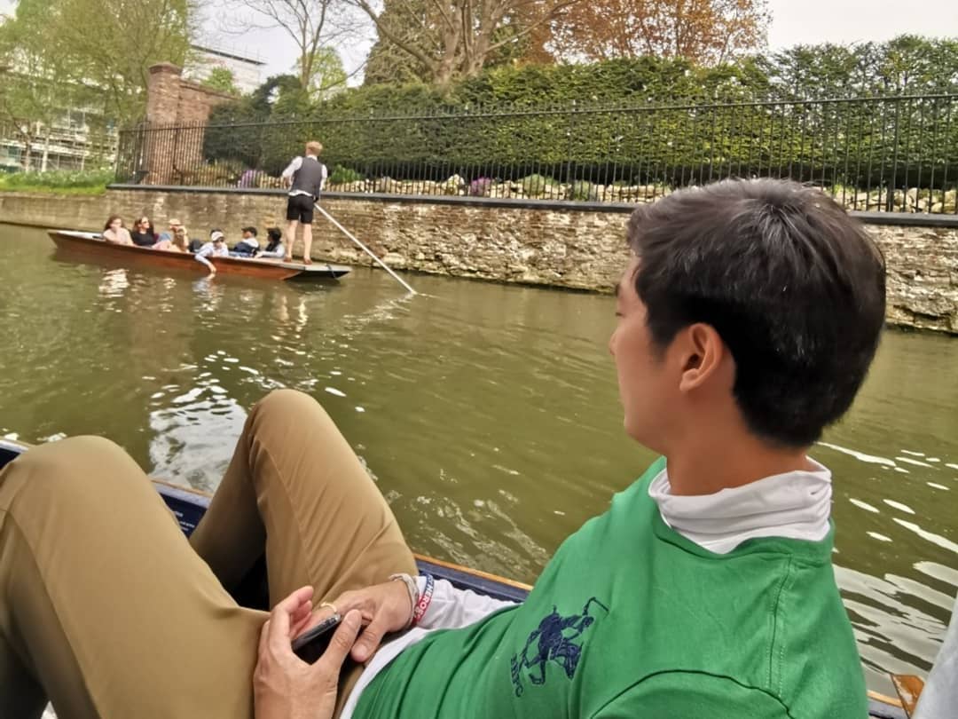 King' College  และ​ College  ต่างๆ​ ที่สามารถถ่ายภาพได้ทัน​ ขณะนั่งเรือชม​ College​ ที่อยู่ติดน้ำ​ ซึ่งมี​ 18  แห่ง​ จาก​ College​ ทั้งหมด​ 31 แห่ง​ ใน​ University of Cambridge England. 🏴󠁧󠁢󠁥󠁮󠁧󠁿