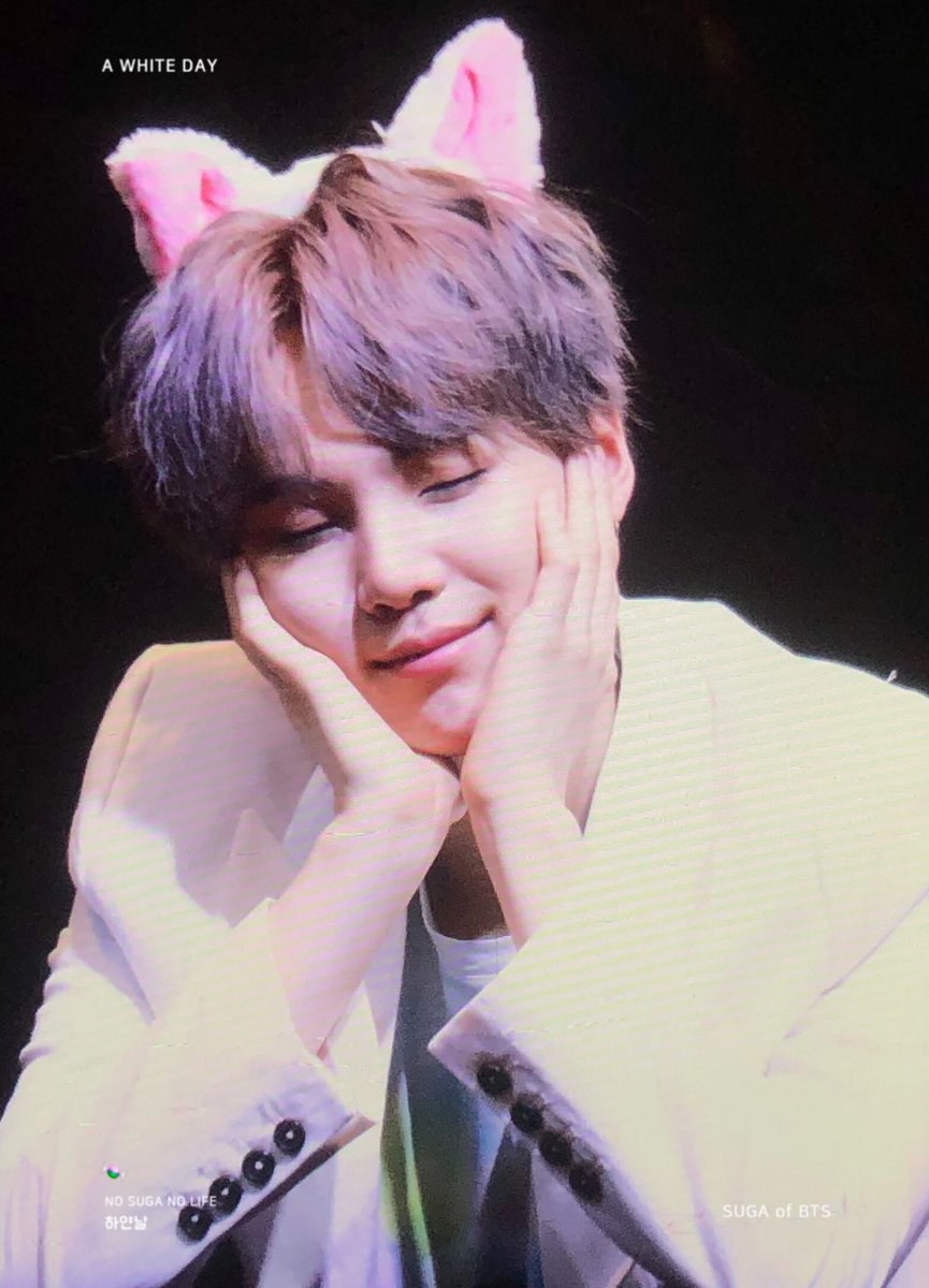 Awhiteday0309's tweet photo. 190426 미화당

꾸❣️여❣️워❣️

#흰달 #SUGA #슈가 #민윤기 #윤기 #민슈가  #BTS⁠ ⁠⁠#방탄소년단 @BTS_twt https://t.co/TSFvmUrUpE