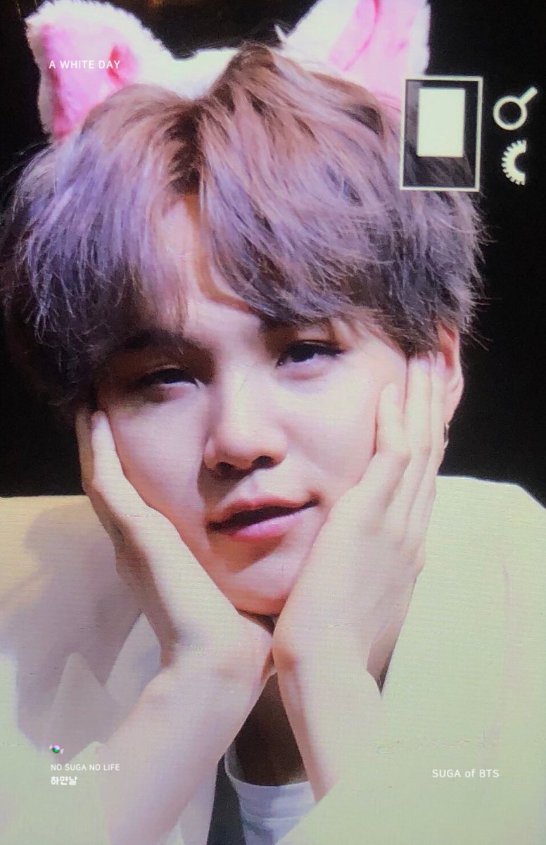 Awhiteday0309's tweet photo. 190426 미화당

꾸❣️여❣️워❣️

#흰달 #SUGA #슈가 #민윤기 #윤기 #민슈가  #BTS⁠ ⁠⁠#방탄소년단 @BTS_twt https://t.co/TSFvmUrUpE