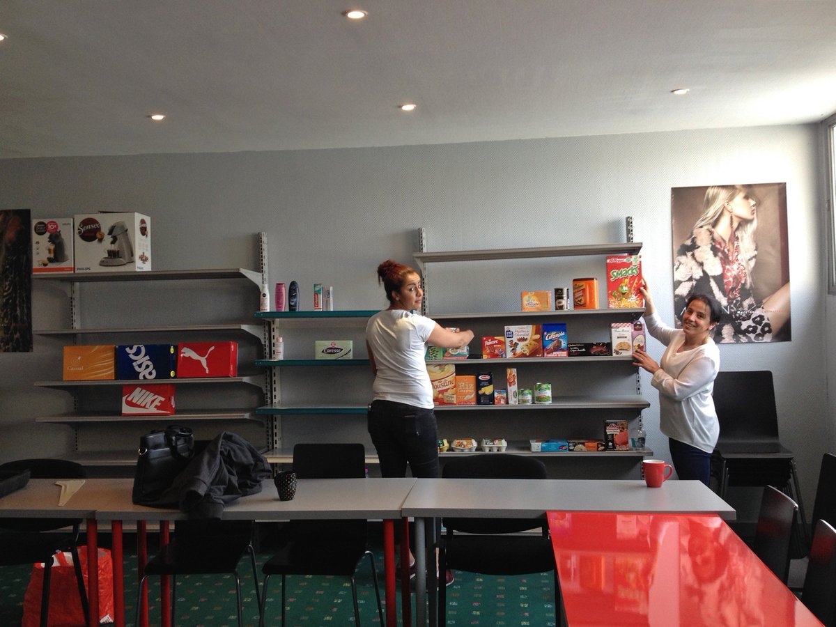 ~ #MAGASINECOLE ~ Bravo aux #stagiaires de #G5Formation #StEtienne pour leur #enthousiasme et leur esprit d' #initiative! Sous la houlette de leur formatrice Anne-Marie, ils ont réaménagé une salle et mis en place des gondoles pour des exercices de #merchandising grandeur nature!