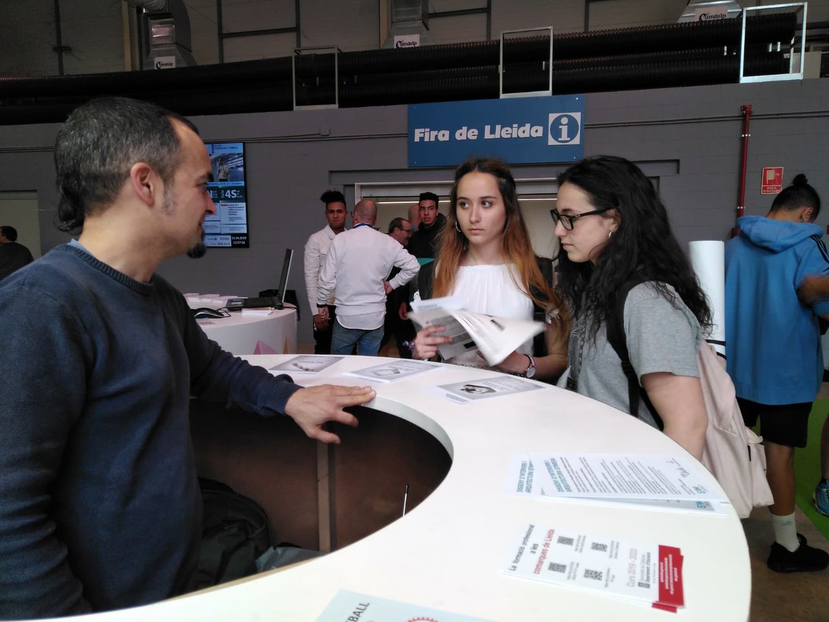 INSJoanOro's tweet photo. Alumnat de 4t #ESO de visita a la #firafplleida 
#orientacio #firafp #fp #formacioprofessional #lleida #firalleida .@firafplleida @FiradeLleida1 https://t.co/gbsiZGL9Ii