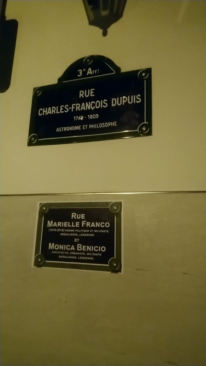 Margaux_Collet's tweet photo. #JourneeDeLaVisibiliteLesbienne 
#FémiCité 4 ans après avoir recouvert l’île de la Cité de noms de femmes oubliées par notre histoire...les militant.e.s d’@osezlefeminisme ont recouvert cette nuit de noms de lesbiennes l’itinéraire jusqu’au rassemblement à #République - 19h  🌈✊🏽 https://t.co/OJFJ51E0dL