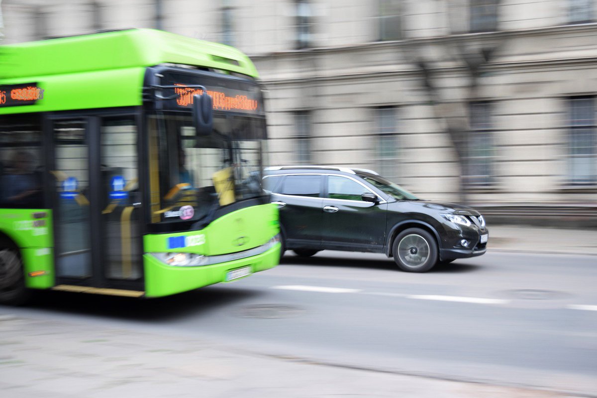 UNEP_Francais's tweet photo. Il faut éviter les besoins en transports, grâce à par exemple une meilleure conception de la ville. Il faut adopter des modes de transport plus efficaces et enfin il faut améliorer les transports, notamment grâce à des véhicules plus propres. https://t.co/IZC8hDlvWH https://t.co/Fq5xK35ehQ