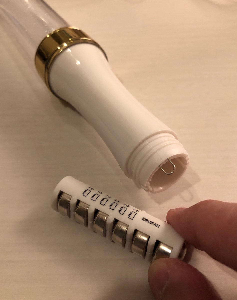 Calci 電池ケース初採用 6本入りボタン電池 ホルダー採用 ホルダーのみ追加購入可 でライブ途中で光量が落ちてきたら一発交換可能 これは荷物を減らせる 今までライブ途中でペンライトごと交換してた T Co Hcv9yejoqx Twitter Calci 電池ケース初採用 6本入りボタン電池 ホルダー採用 ホルダーのみ追加購入可 でライブ途中で光量が落ちてきたら一発交換可能 これは荷物を減らせる 今までライブ途中でペンライトごと交換してた T Co Hcv9yejoqx Twitter