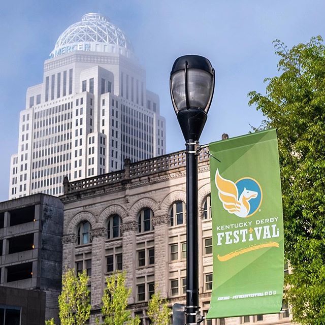 Derby Time! 
#kyderbyfestival #downtownlouisville #westmainstreet #kentuckyderbyfestival #kentuckyderby bit.ly/2DA5gVP