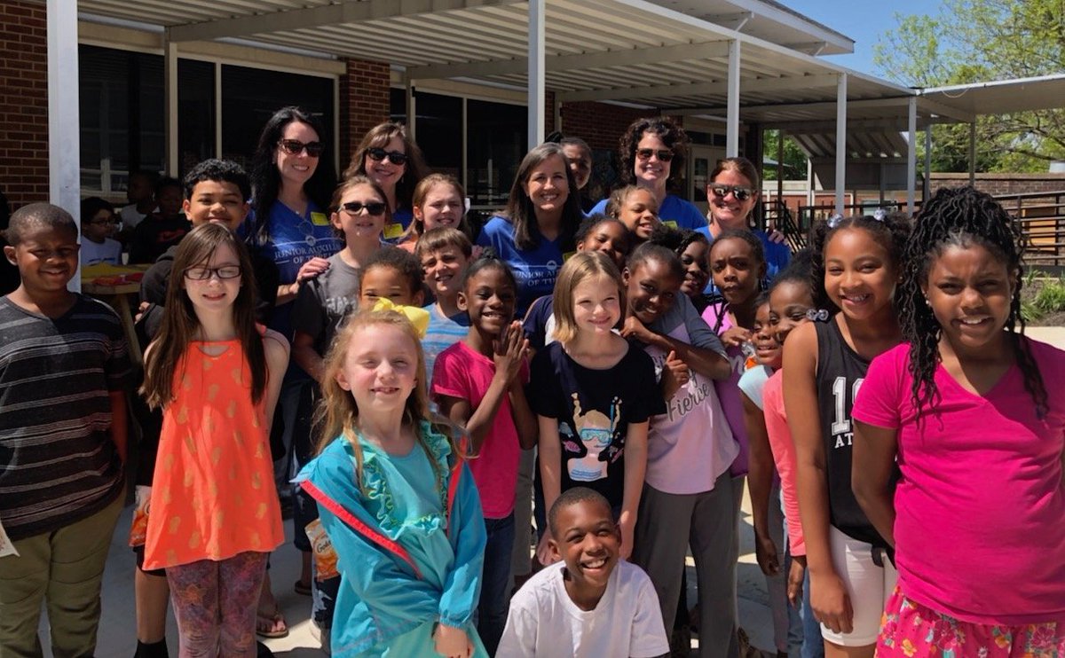 LawhonTPSD's tweet photo. We are so excited to have JA of Tupelo Class Crowns at Lawhon!! They were able to give each child a book so that they can continue developing their skills. Readers are leaders! Thanks Class Crowns!! #TPSD #classcrowns #jatupelo https://t.co/ZYNzgGzRpr