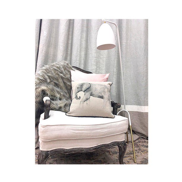leal_id's tweet photo. Parece que el mal tiempo no quiere abandonarnos. Tenemos los complementos perfectos para las tardes de sofá y peli. #interiorismo #diseño #sofa #manta #abril #lluvia #rain #sofaypeli #tardesdesofa #comercioburgos #burgos #interiordesign #pink #lamp #lino… https://t.co/0ZvC0CZeqc https://t.co/SnS4wPfUDp