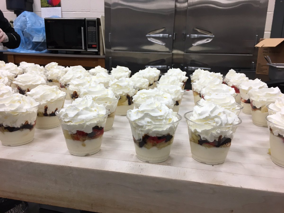 KozikKristin's tweet photo. Preparing a yummy treat for students at Franklin Elementary! #bananasplityogurtparfaits https://t.co/3dnzlVV4zS