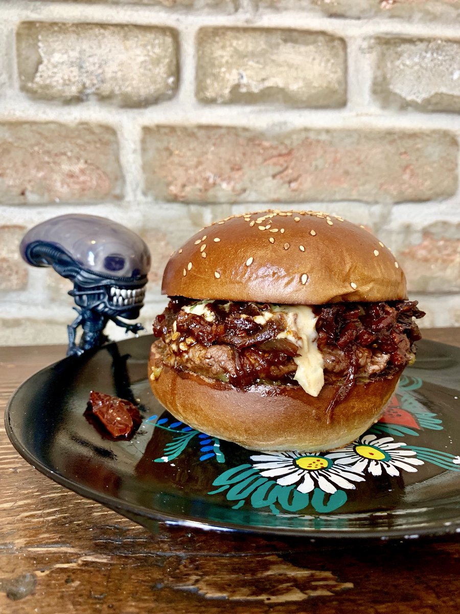 Dishcz's tweet photo. Speciál pro dnešní #AlienDay #Alien40th 

CHESTBURGER 🌶🌶
160g hovězího masa v tmavé bulce s roztaveným ostrým čedarem, jalapeño relishem a marmeládou z karamelizované cibule, slaniny a „sundried” chipotle paprik. 
Cena 229,- a v nabídce už je právě teď. https://t.co/XzfTKNGo7N