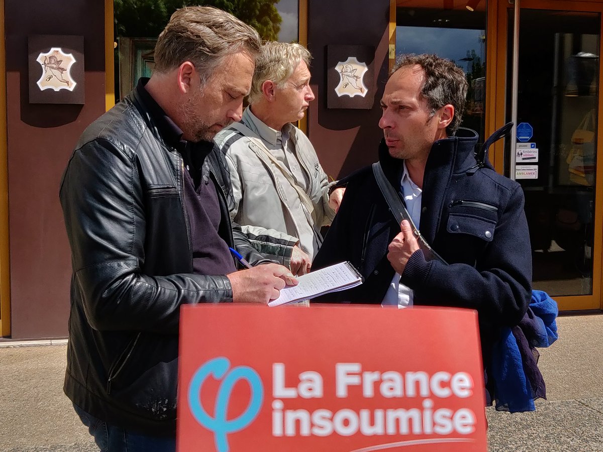 LFIRhone's tweet photo. Après une 📍 à Lanieu (01), nouvelle 📍 à Ambérieux-en-Bugey avant la réunion publique à Belley.
L'#holovan en cours d'installation, B. Scheckenburger doit déjà répondre aux questions du journaliste du Journal du Bugey.
#MaintenantLePeuple
#26Mai
#opération471
@FranceInsoumise https://t.co/PI822WYWto