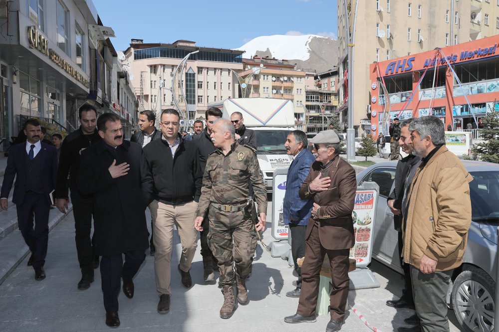 HakkariValiligi's tweet photo. Cuma namazı sonrasında çarşı merkezini dolaşıp vatandaşlarla bir araya gelen Valimiz Sayın İdris AKBIYIK, bir süre sohbet ettiği vatandaşların sorun ve taleplerini dinledi. https://t.co/A9eTncZnYc