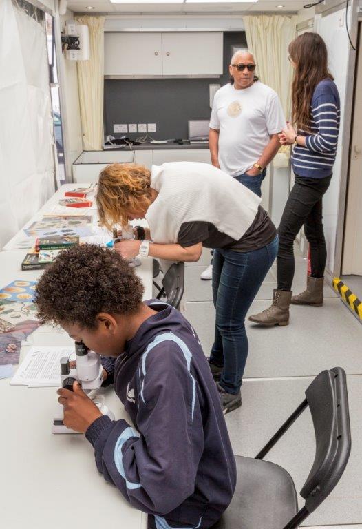 MOLArchaeology's tweet photo. It’s a unique role here at MOLA, our engagement programmes include @CITiZAN1 @ThamesDiscovery and #MAAST which provide amazing skills and development opportunities and empower citizen scientists across the country. https://t.co/SplPhVG76i