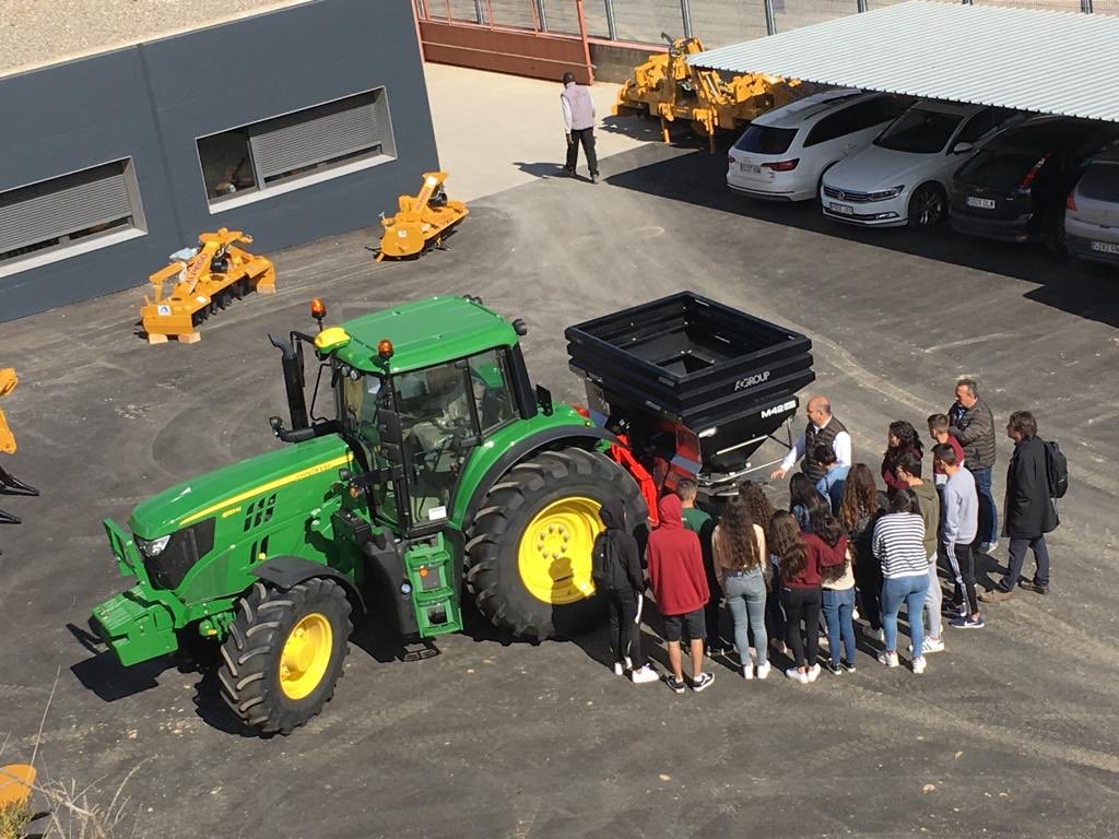 AGGROUPESPANA's tweet photo. Mañana de visitas muy especiales @AGGROUPESPANA 👉🏻 jóvenes de los centros educativos participantes en el programa #conocenos2019 @assempresLitera
#LaLitera
#aggroupthikingahead https://t.co/VkNim75HOX