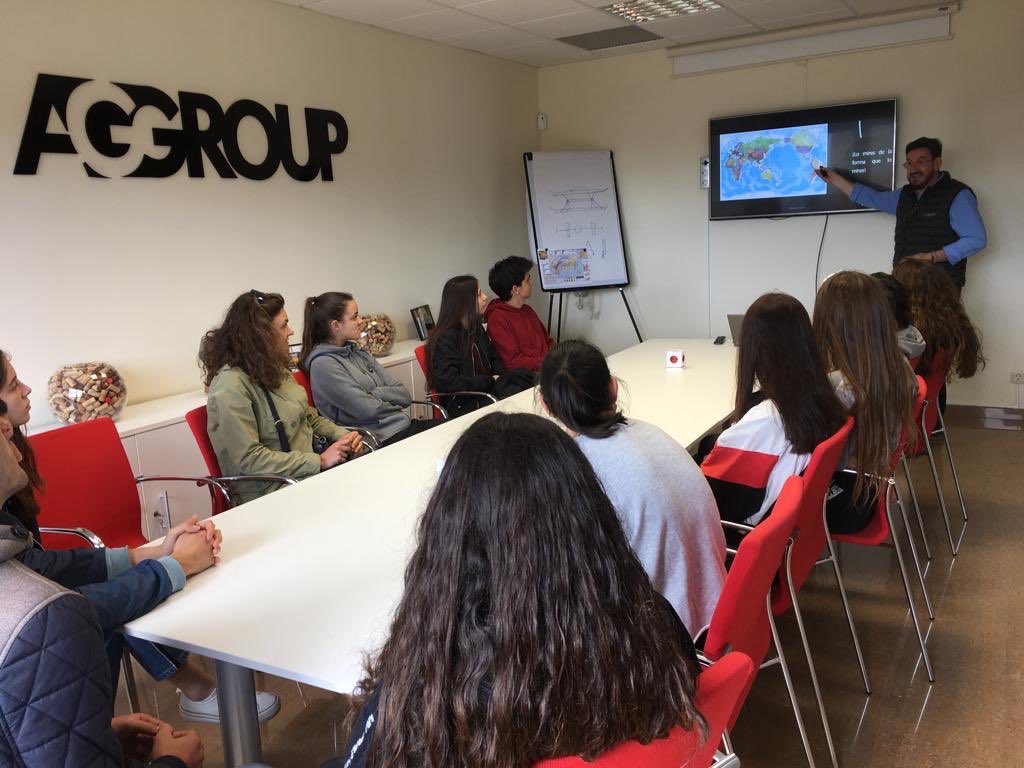 AGGROUPESPANA's tweet photo. Mañana de visitas muy especiales @AGGROUPESPANA 👉🏻 jóvenes de los centros educativos participantes en el programa #conocenos2019 @assempresLitera
#LaLitera
#aggroupthikingahead https://t.co/VkNim75HOX
