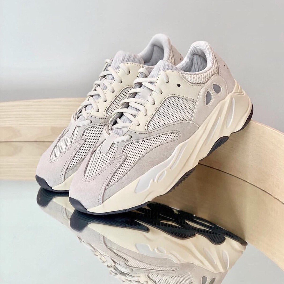 yeezys 700 men