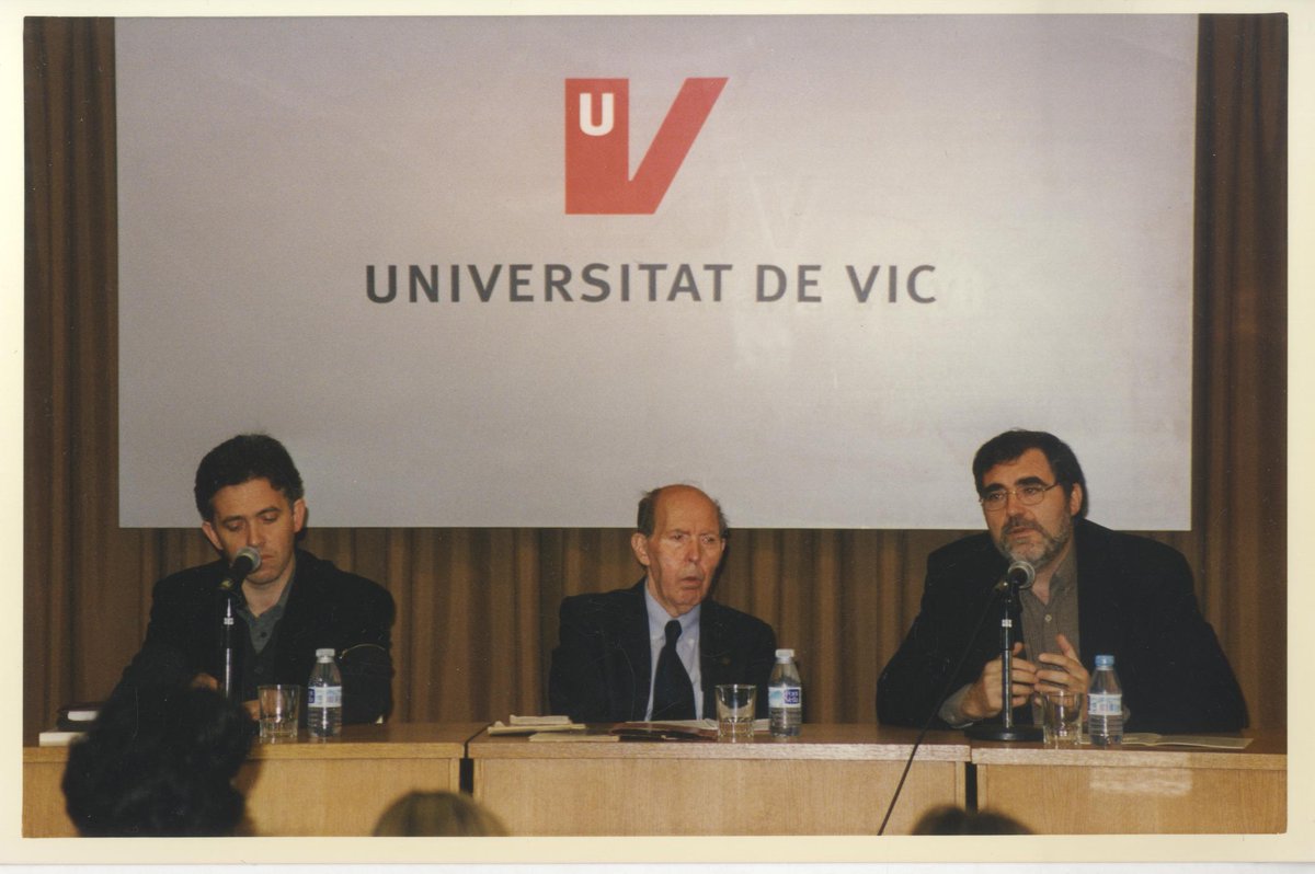 GDiArxiuUVic's tweet photo. En motiu de la setmana de St. Jordi de la @uvic_ucc, recordem aquesta conferència de fa uns anys dedicada a la literatura catalana entre el 1939 i 1960. Identificaríeu als ponents? Consulteu el reportatge a: #projecteArrels https://t.co/qwy0413Jko
#arxiufotografic https://t.co/NqHRuITmbK