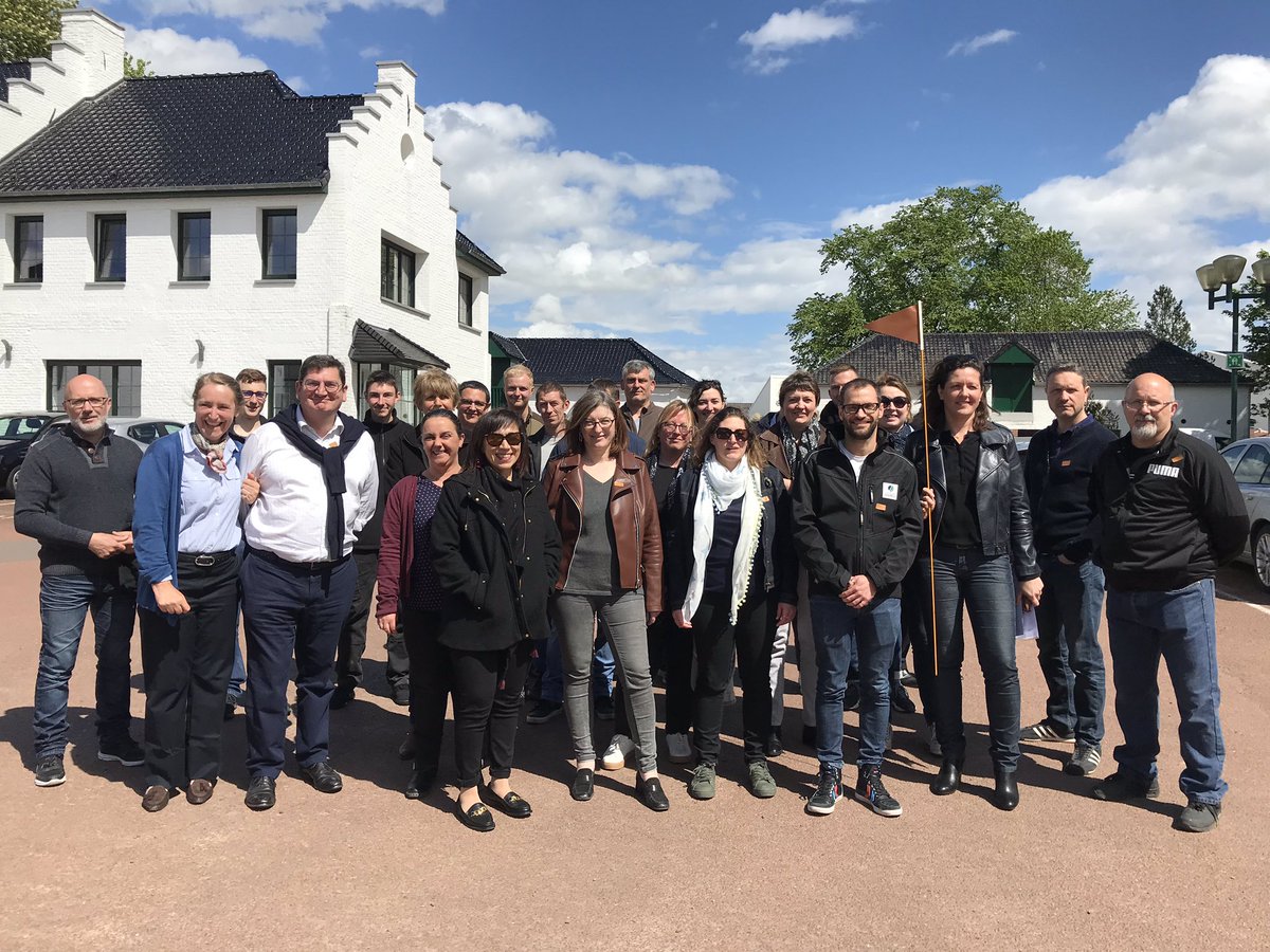 GroupeFDesprez's tweet image. [c’est en ce moment] Visite d’un bâtiment tout beau, tout neuf pour #trier, #stocker #traiter et #préparer les #bles récoltés en champs d’essais