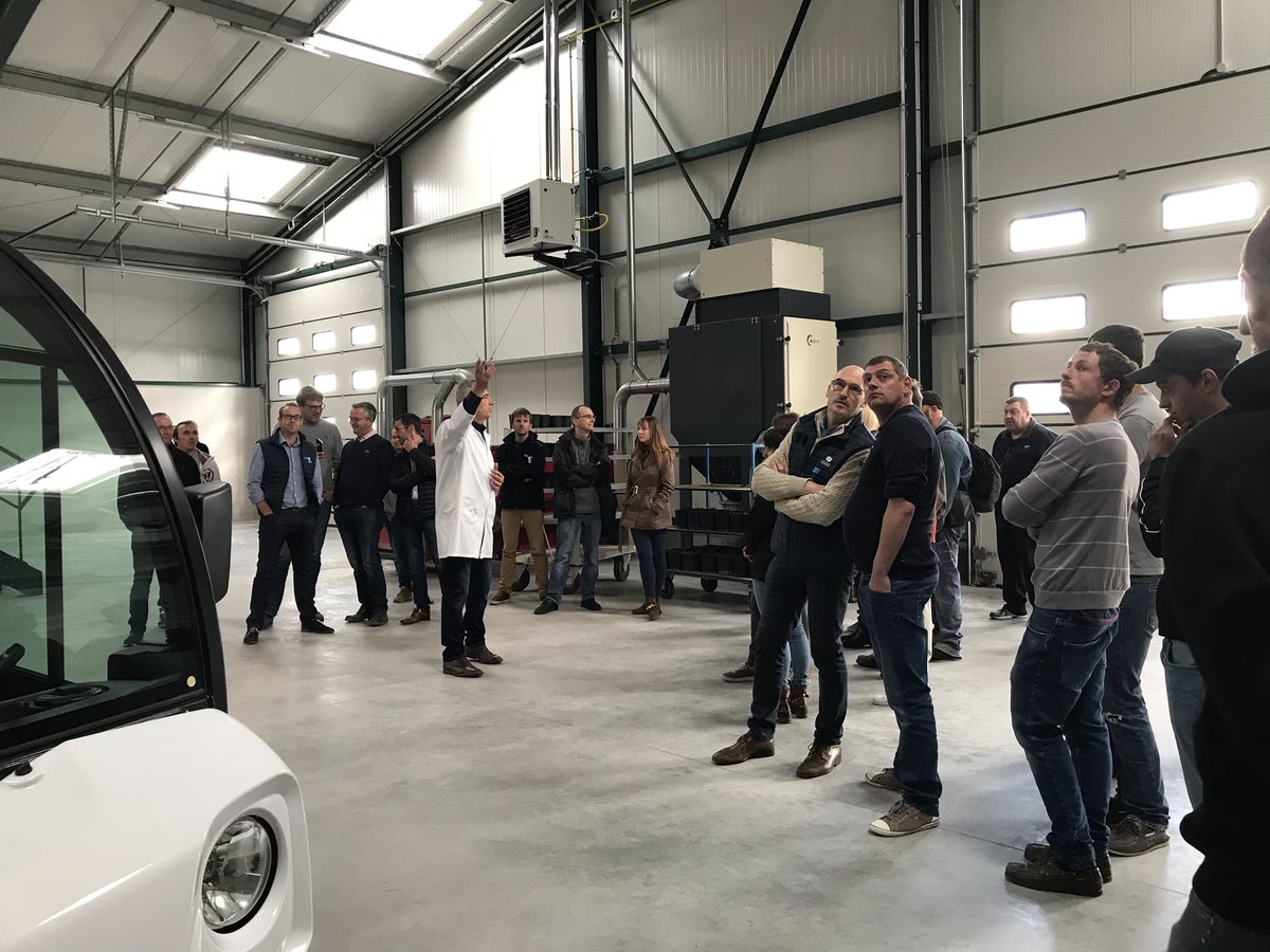 GroupeFDesprez's tweet image. [c’est en ce moment] Visite d’un bâtiment tout beau, tout neuf pour #trier, #stocker #traiter et #préparer les #bles récoltés en champs d’essais