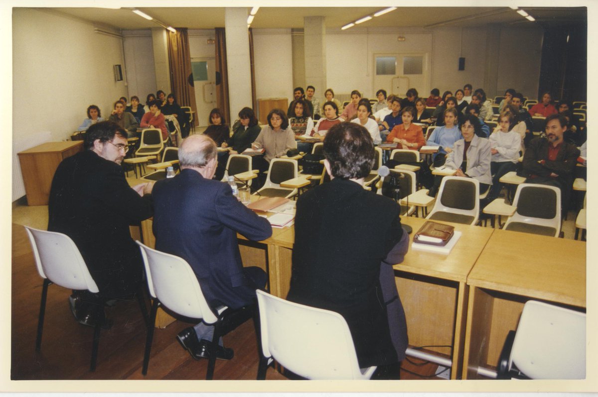GDiArxiuUVic's tweet photo. En motiu de la setmana de St. Jordi de la @uvic_ucc, recordem aquesta conferència de fa uns anys dedicada a la literatura catalana entre el 1939 i 1960. Identificaríeu als ponents? Consulteu el reportatge a: #projecteArrels https://t.co/qwy0413Jko
#arxiufotografic https://t.co/NqHRuITmbK