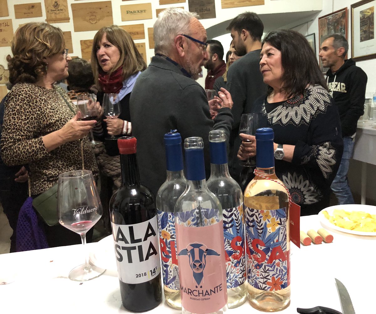 f_lopez_ortiz's tweet photo. Conociendo los nuevos vinos de Jaén.
#vinosjaen #malaostia #blasa #marchante #bodegascefrian #jamilena https://t.co/xSHbiv4be9