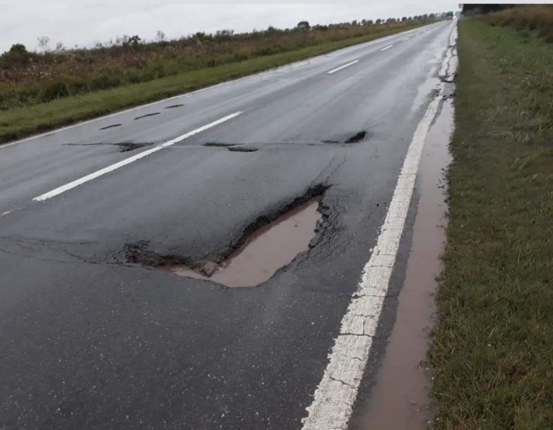 AdriDriussi's tweet photo. ¿Cuántas personas necesitan que sigan muriendo para que se hagan cargo de la RN11? 316 pozos cada 100 km. Cuando @GBatistutaOK reclamó, lo politizaron. Esto es real. Vergonzoso! @Gutierrezpatook @VZimmermannOK @IngridJetter @eaplase @frigeriorogelio @mauriciomacri https://t.co/RL0hrQwhHG