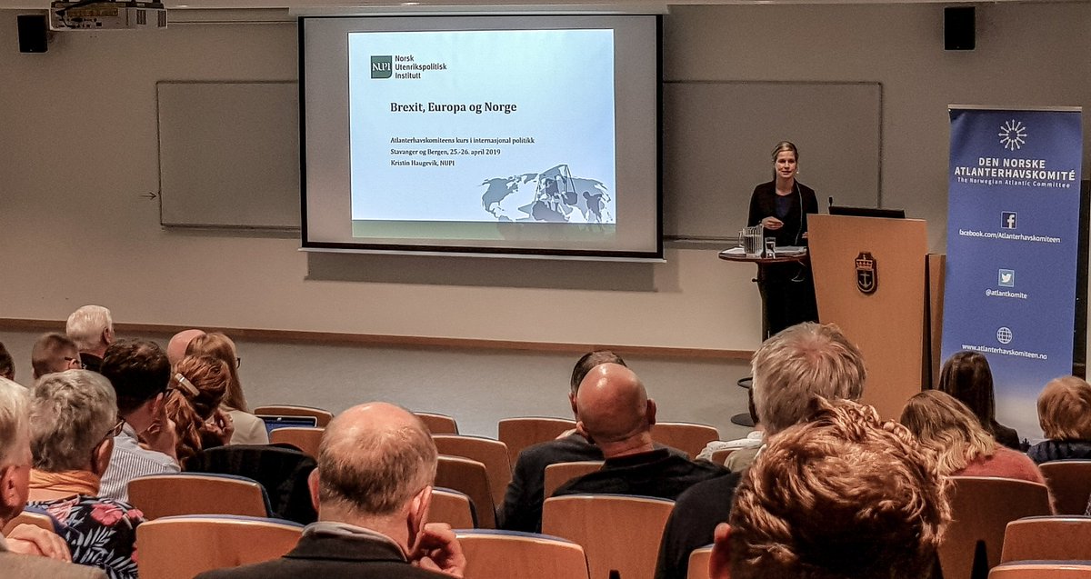 Atlantkomite's tweet photo. Dagens andre foredragsholder på #IPkurs i Bergen er @kristinhaugevik, seniorforsker ved @nupinytt. Tema: #Brexit! Hvordan skjedde det, hva er status og hva blir konsekvensene for #Norge? https://t.co/Nv2H29b3HS