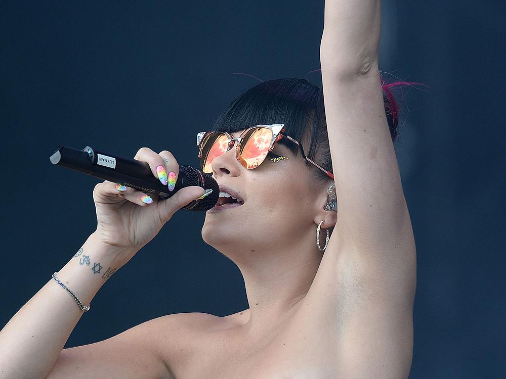 Lily allen brustwarzen