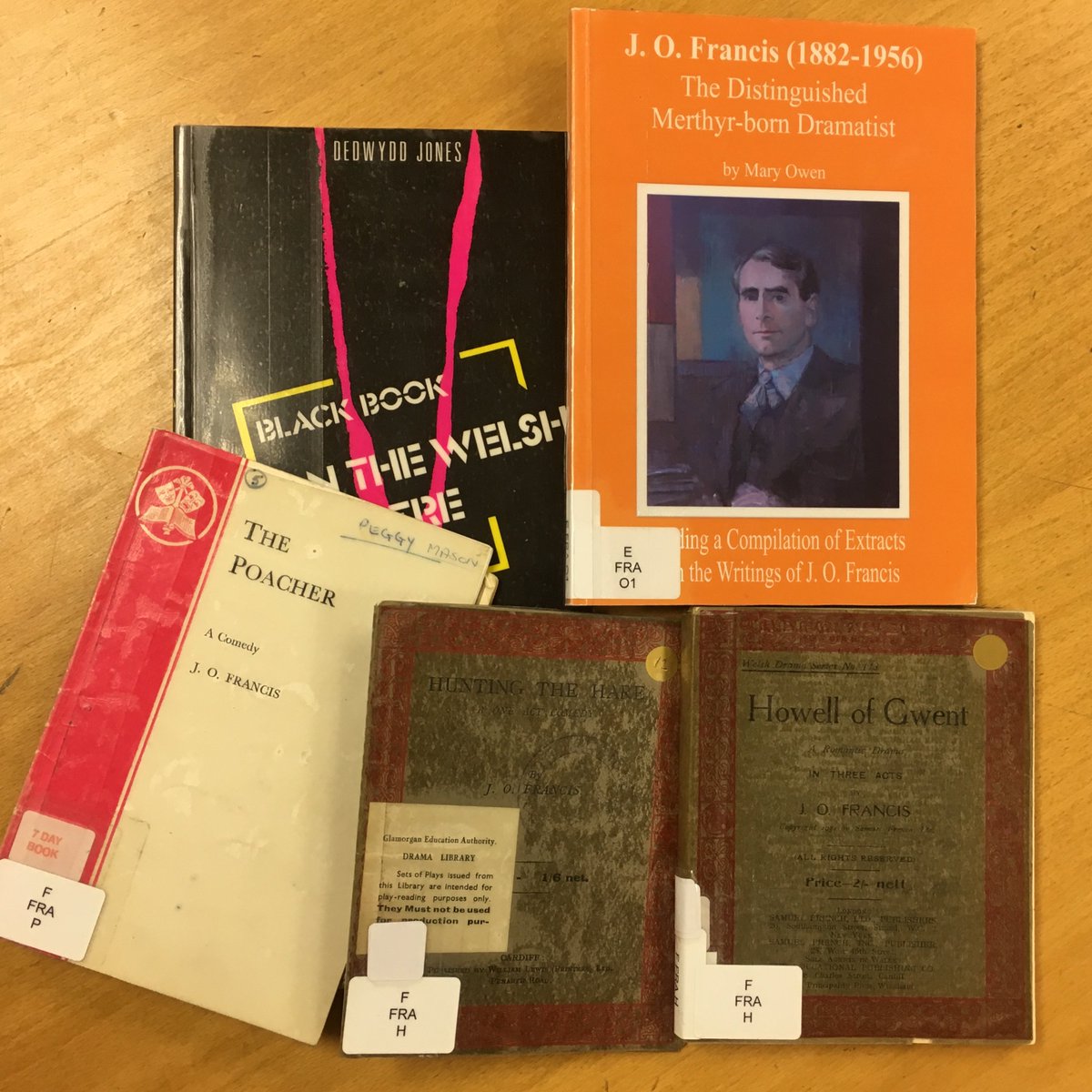 RWCMDLibrary's tweet photo. This wonderful painting of the Welsh dramatist J. O Francis was painted by Ceri Richards in 1958. It hangs in RWCMDβs Corus Recital Room. Hereβs an archival photo showing its unveiling. Some of his plays are in @RWCMDLibrary. #Archive30 #RWCMDLibrary https://t.co/DxV0KP1O4S
