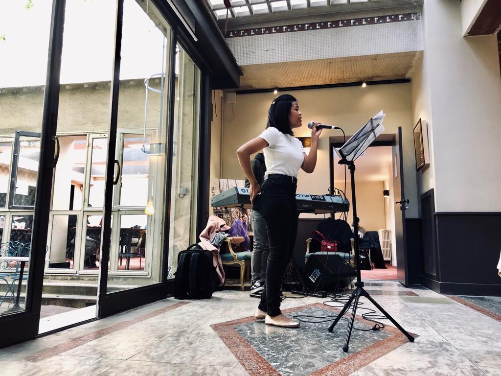 RemixCoworking's tweet photo. Minikiff du vendredi au 16 rue de Bucarest... Instant gospel pour la communauté REMIX ! Merci @AcademyGospel pour ce concert magique ❤ #communauté #coworking #remixlife https://t.co/c9VDswtWJv