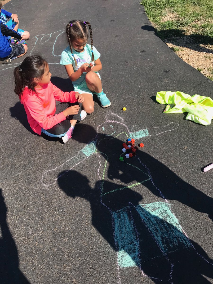 casher_1stgrade's tweet photo. How many cubes tall are you? #beautiful day #takingclassoutside #firstgraderocks ⁦@AesBulldogs⁩ https://t.co/WecgR5vMIR