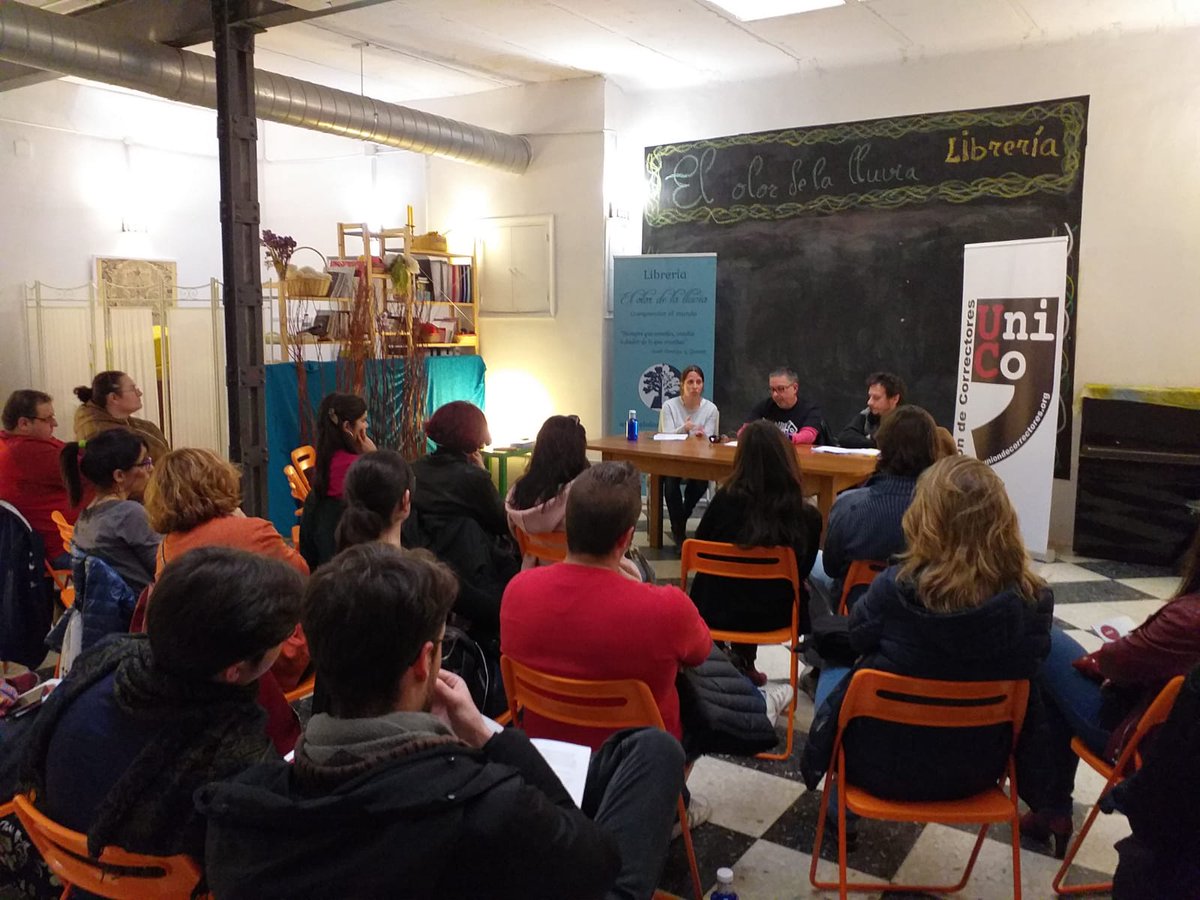 unico_es's tweet photo. ¡Ya estamos en @lanochelibros! Gracias a todos los que os habéis pasado por @ElOlordelalluvi para compartir este ratito con nosotros. 😍 https://t.co/k15fth7CgP