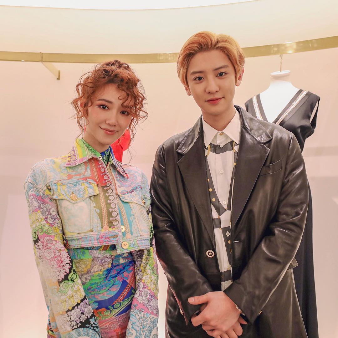 oKsjneNXGEqOQLW's tweet photo. Best💞😍
#Chanyeol_Versace #BBMAsTopSocial #EXO EXO #EXOxBBMA #EXO_BillboardTopSocial #EXOLoveRelay @weareoneEXO https://t.co/Mm759p8EsK