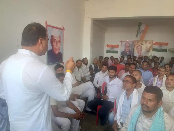 INCVirendra's tweet photo. आज सीधी लोकसभा क्षेत्र के कांग्रेस प्रत्याशी श्री अजय सिंह राहुल भैया के पक्ष में धोनी विधानसभा के महुआ गांव में कार्यकर्ताओं के साथ बैठक ली , साथ में कांग्रेस नेता श्री संतोष पालीवाल ,भाई सुमित व्यास ,भाई अंकित खारवा कला .... https://t.co/WdrwgTrQ3Z