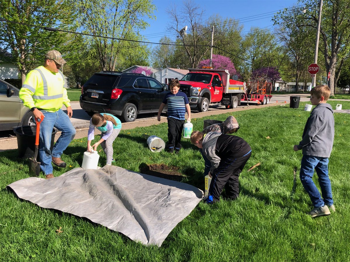 QueenLean44's tweet image. City Forrester Skip Bowles is getting ready to plant trees this afternoon with help from third graders :  Arlo, Wyatt, Justin, Roman, and Elaneh.  #mac185