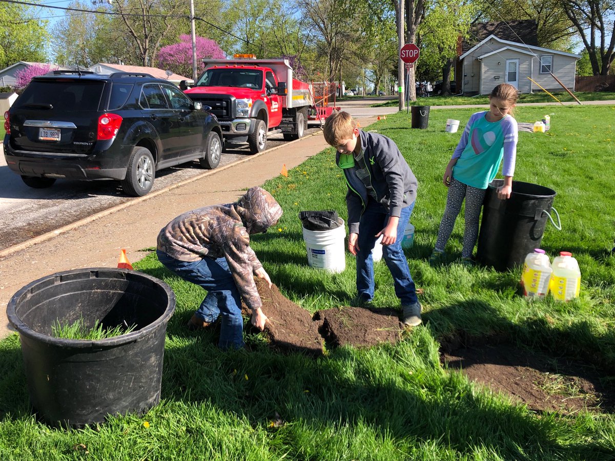 QueenLean44's tweet image. City Forrester Skip Bowles is getting ready to plant trees this afternoon with help from third graders :  Arlo, Wyatt, Justin, Roman, and Elaneh.  #mac185