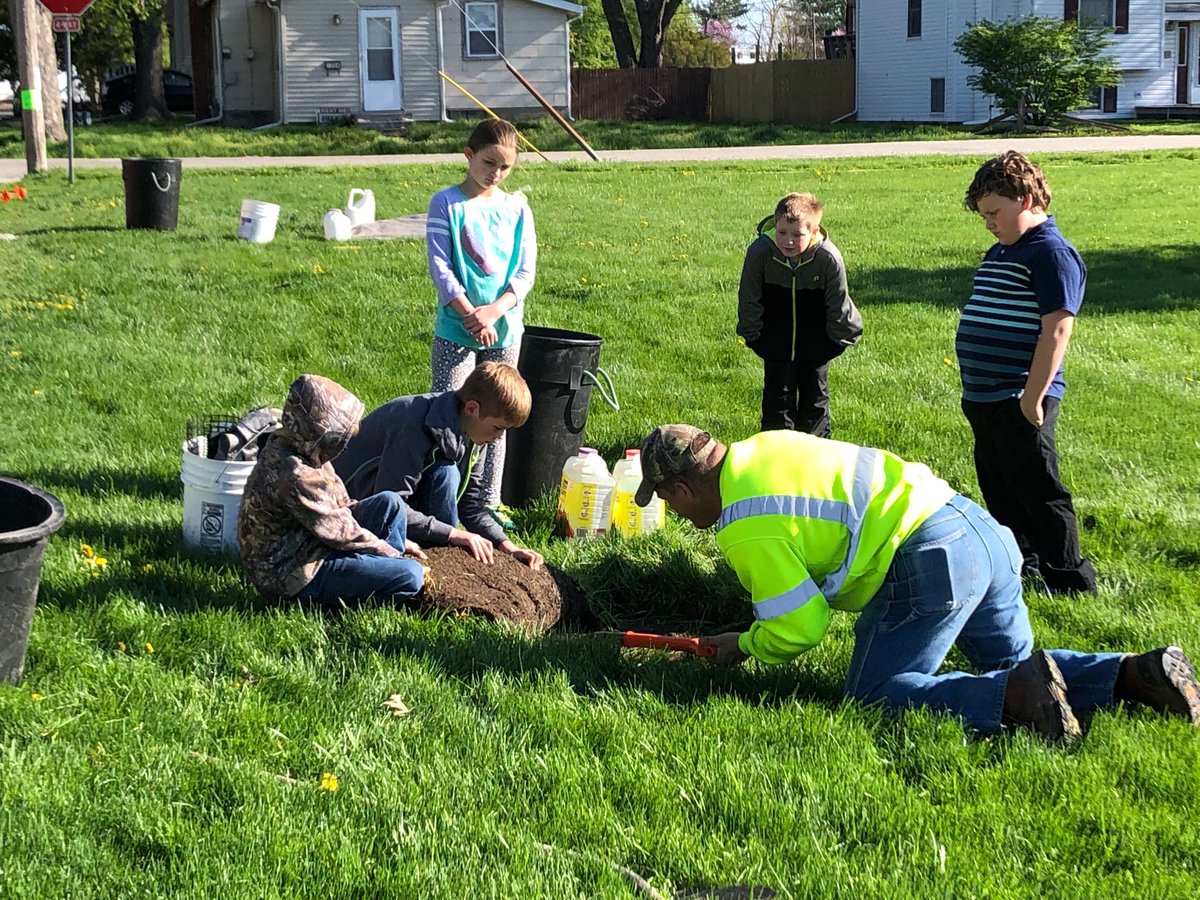 QueenLean44's tweet image. City Forrester Skip Bowles is getting ready to plant trees this afternoon with help from third graders :  Arlo, Wyatt, Justin, Roman, and Elaneh.  #mac185