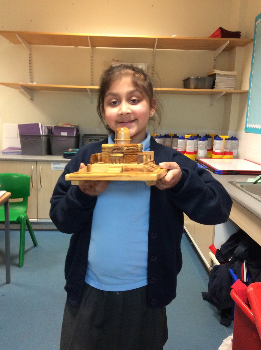 Missbudsworth's tweet photo. More pictures of class 3B trying on the Islamic clothing and loving the objects. https://t.co/EMZKRYJsVg
