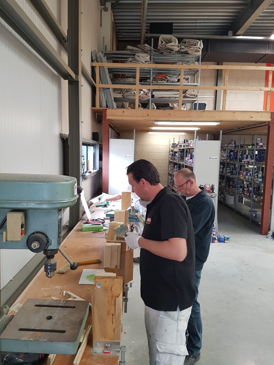 RepairCareNL's tweet photo. De vakmensen van Taken Schilderwerken hebben onze Niveau 2 en 3 opleiding ook met succes afgerond!💪🏻👷🏼♂️ #repaircare #houtreparatie #dryflex https://t.co/wH7u7qg78D
