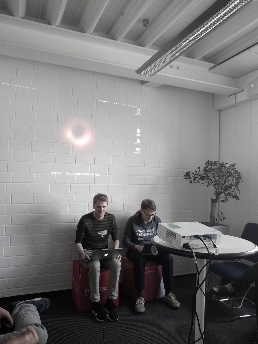 chaos_fl's tweet photo. In der nächsten Session erzählen @fpfle94 und @Dr4K4n wie ihr eure Passwörter sichert 🗝️🚪🤐🤫 #bcfl19 https://t.co/03WWoLJgUB