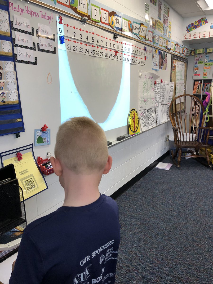 1mrsbedingfield's tweet image. Using the #Proscope to look closely at seed shapes and details! #seedlings starting! #IvyHillLeague