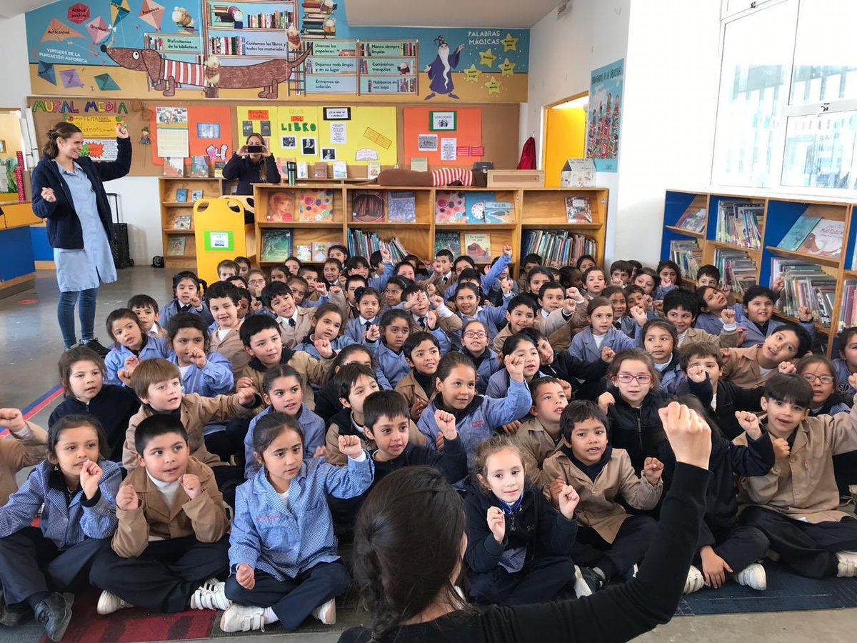 astoreca_'s tweet photo. Muy entretenidos se ven los niños del Colegio San Juan con el cuentacuentos de Colectivo Mestizaje!
#semanadellibro #ColegioSanJuan #Astoreca https://t.co/4VePfPAKgs