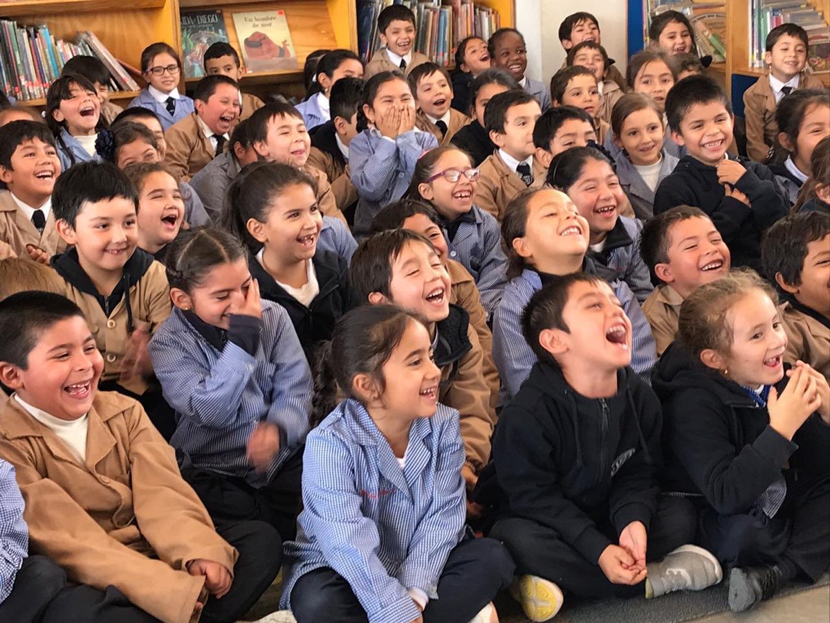 astoreca_'s tweet photo. Muy entretenidos se ven los niños del Colegio San Juan con el cuentacuentos de Colectivo Mestizaje!
#semanadellibro #ColegioSanJuan #Astoreca https://t.co/4VePfPAKgs