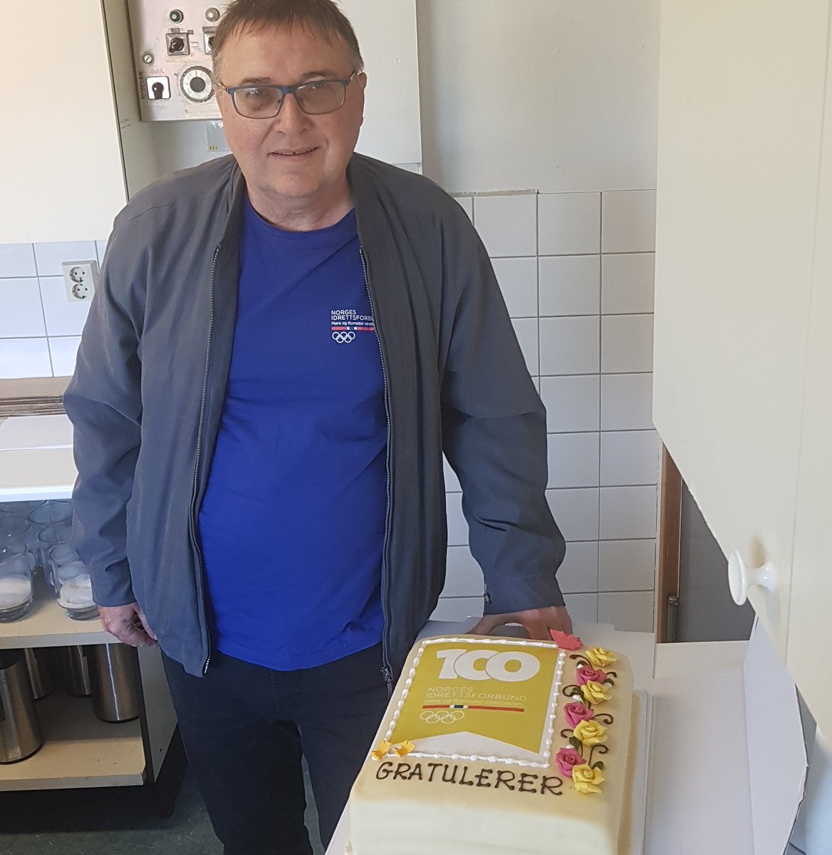 Tusen takk til leder av Møre og Romsdal Idrettskrets, Kåre Sæter, som kom med kake for å feire Rollon sin kick-off i fotball og kretsens 100-årsjubileum i dag. ⚽️🎉
