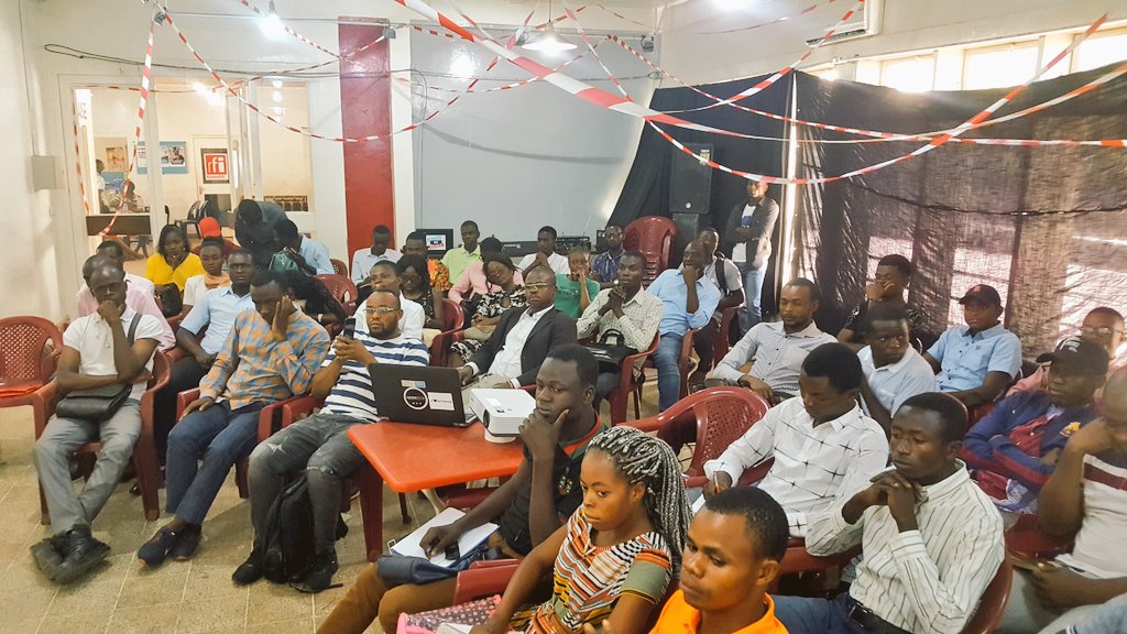 FBwirhonde's tweet image. L&apos;assistance à bien répondu. @habariRDC est bien accompagné pour son #CaféBlog à  #Lubumbashi. 
@tshilumba_lub @jvangu @RichNdambo @Eliekapasa2 @StephaneKabamb @MinMEDIAS_RDC