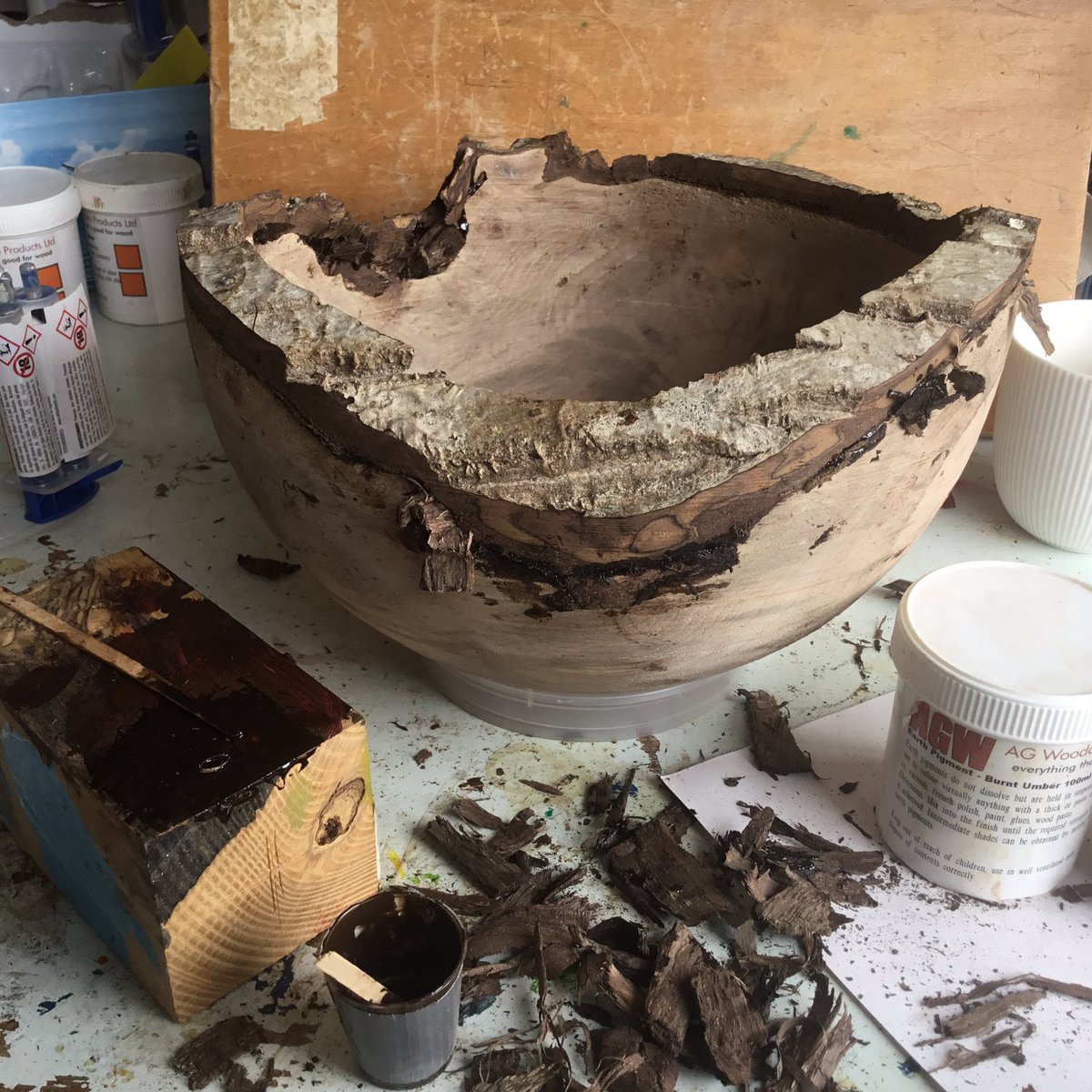 annawoodturner's tweet photo. The bark is determined to come off but I’m not having it. This time I’m using epoxy resin with earth pigments for glue and small pieces of wood to fill. Totally worth the time. Not making too much mess. #walnutbowl #Iwillwin! #annawoodturner #barkedgedbowl https://t.co/tdE8DF3sZm