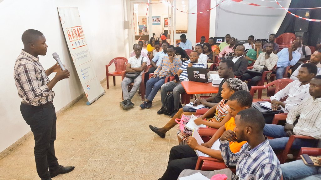 FBwirhonde's tweet image. L&apos;assistance à bien répondu. @habariRDC est bien accompagné pour son #CaféBlog à  #Lubumbashi. 
@tshilumba_lub @jvangu @RichNdambo @Eliekapasa2 @StephaneKabamb @MinMEDIAS_RDC