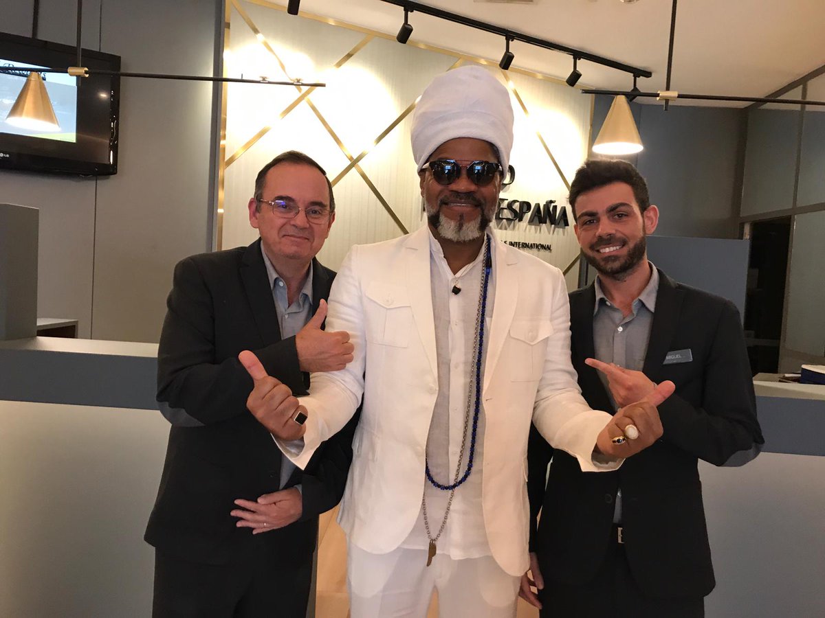 HotelMadPlaza's tweet photo. Hoy contamos con un huésped de lujo @carlinhosbrown y además tenemos la suerte de ver una nueva dimensión de su talento:La pintura,
Con "la mirada que escucha" en Espacio Fundación telefonica #muyfans #FelizFinde #MeliaSpain https://t.co/ZZcgMEqhLL
